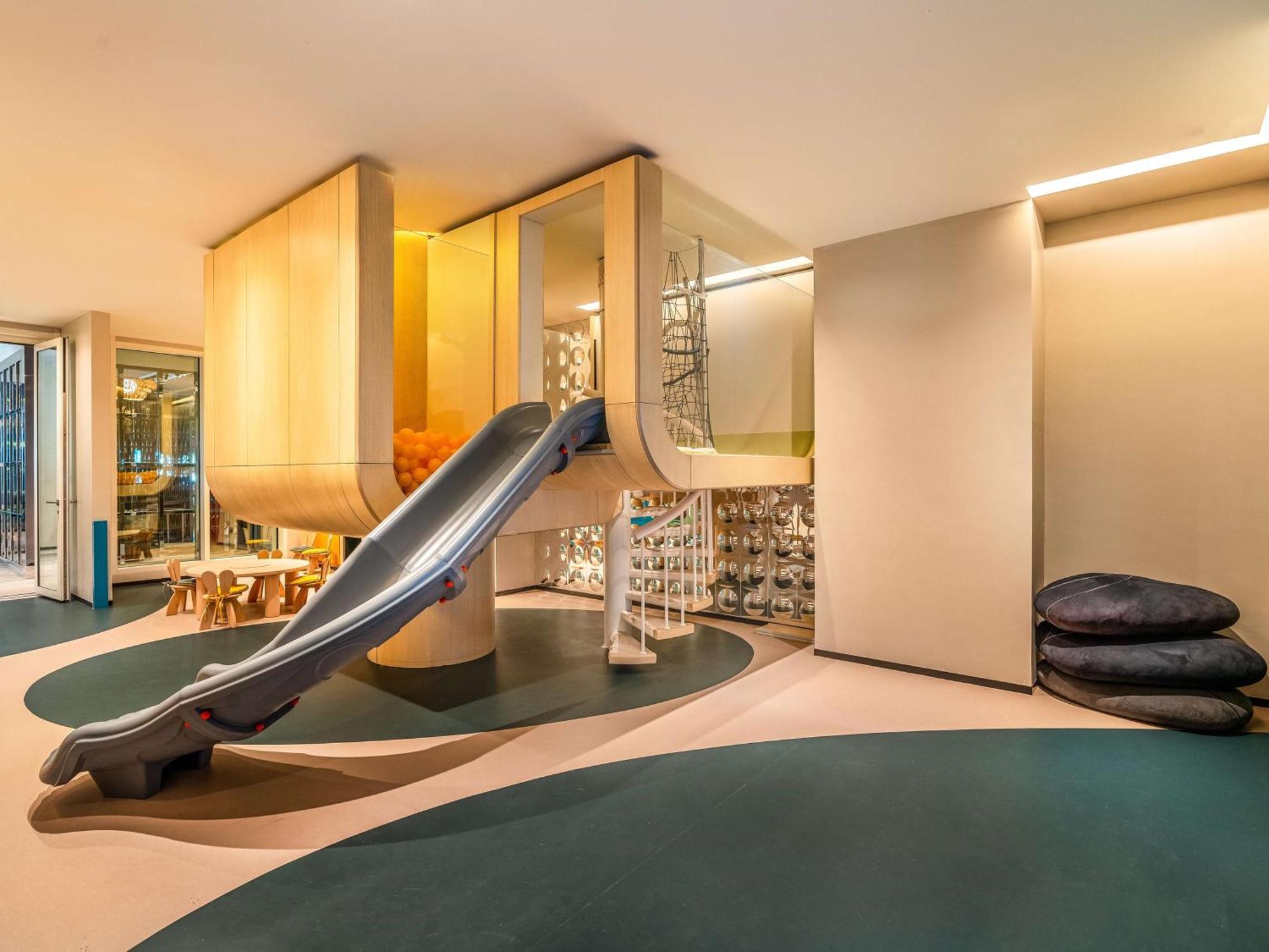 Rixos Gulf Hotel Ad Dawhah Esterno foto The slide at the Children's Museum of the Arts
