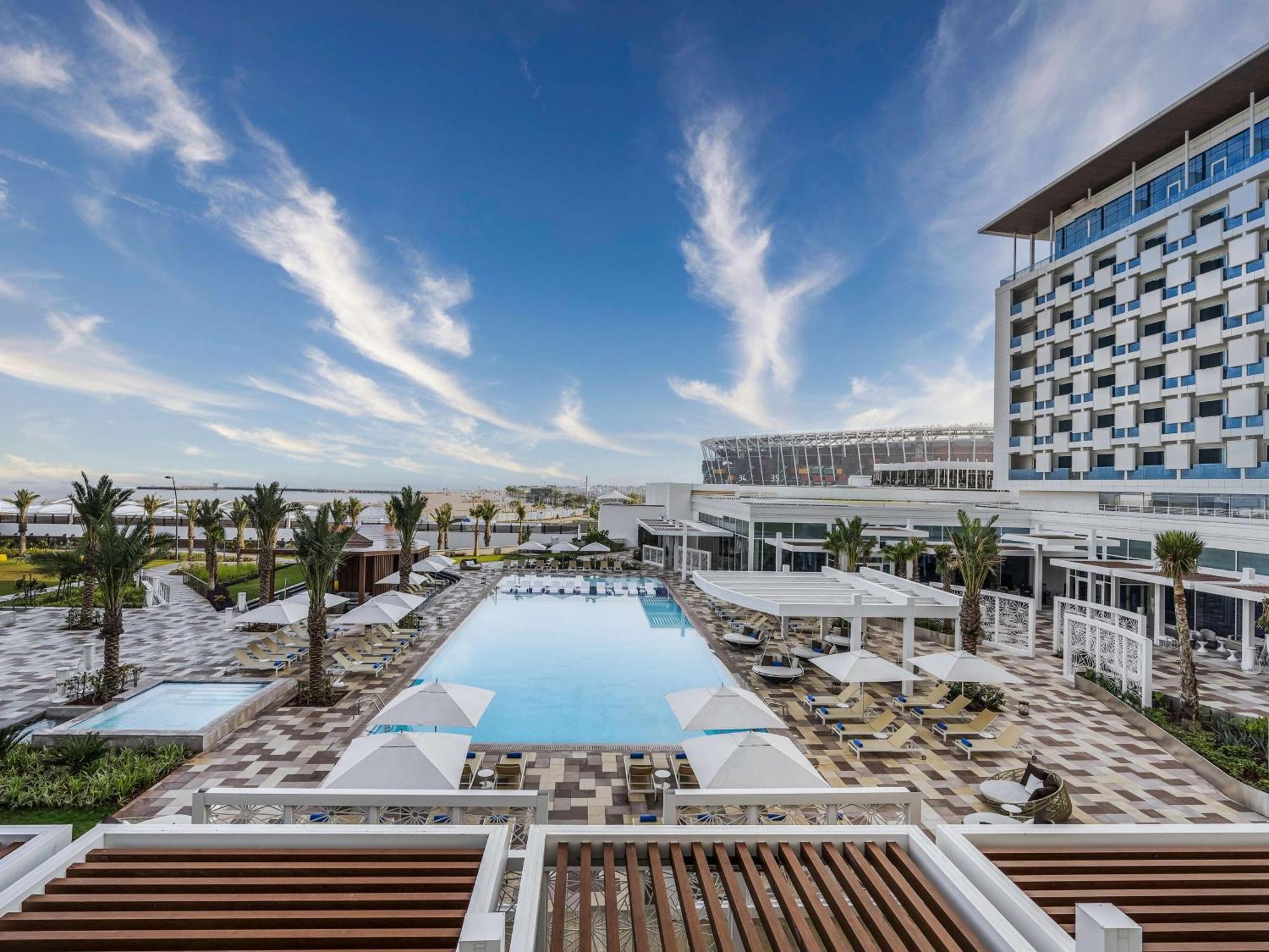 Rixos Gulf Hotel Ad Dawhah Esterno foto The swimming pool at the hotel