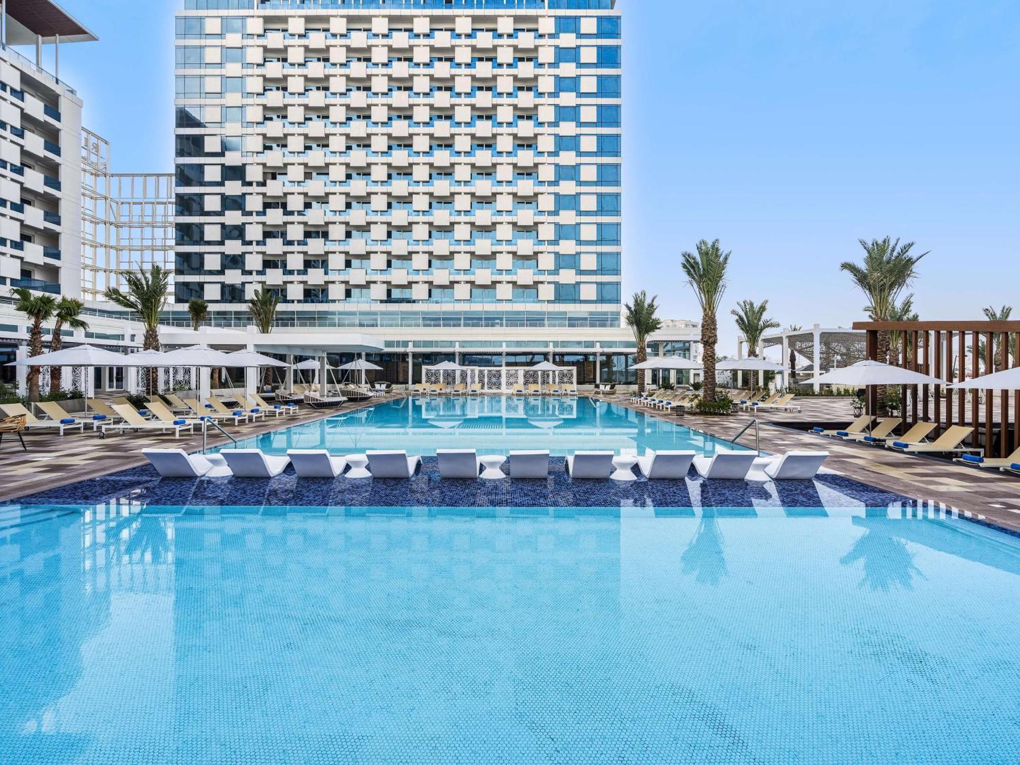 Rixos Gulf Hotel Ad Dawhah Esterno foto The pool at the hotel