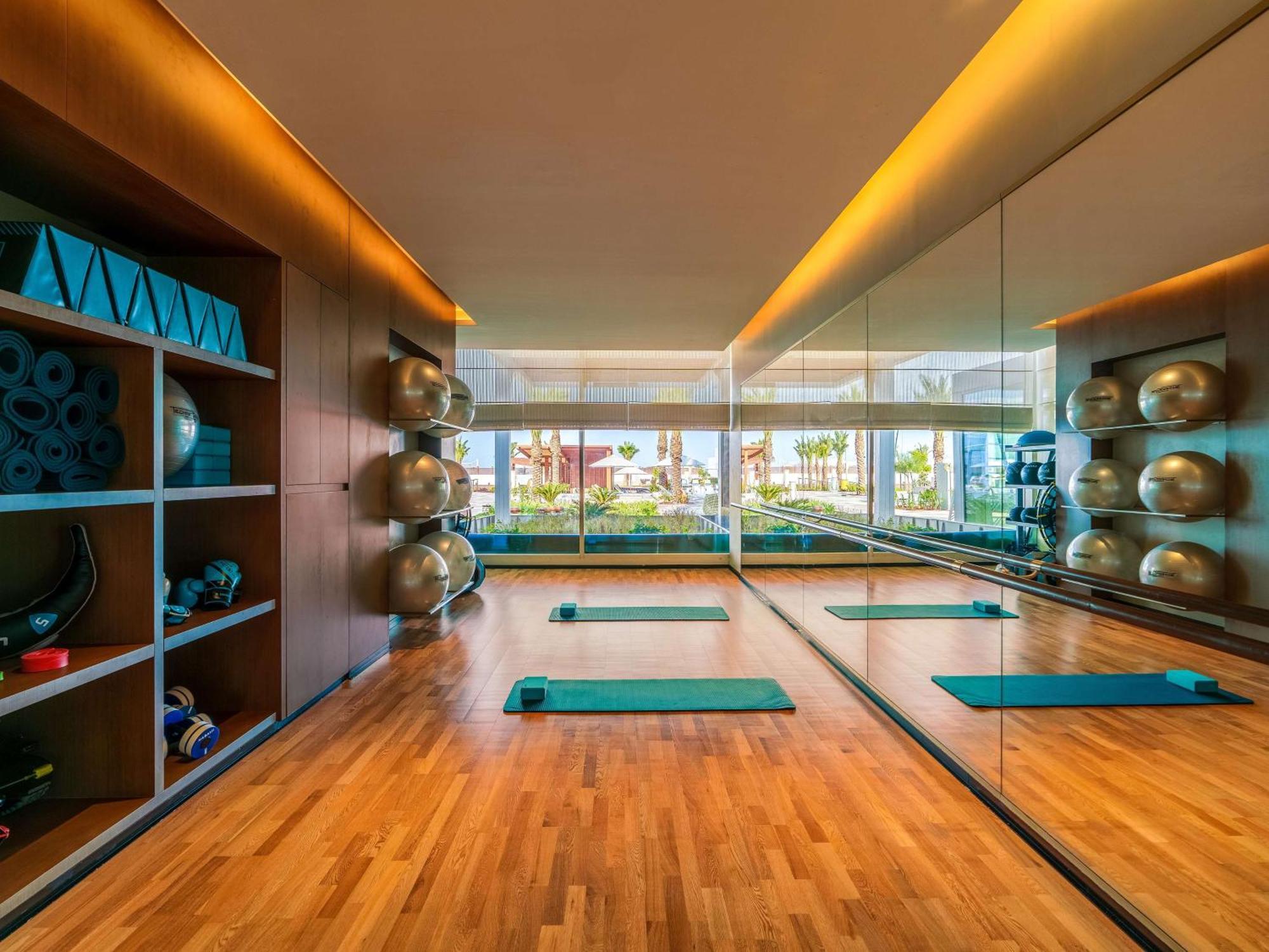 Rixos Gulf Hotel Ad Dawhah Esterno foto The Westin's fitness center