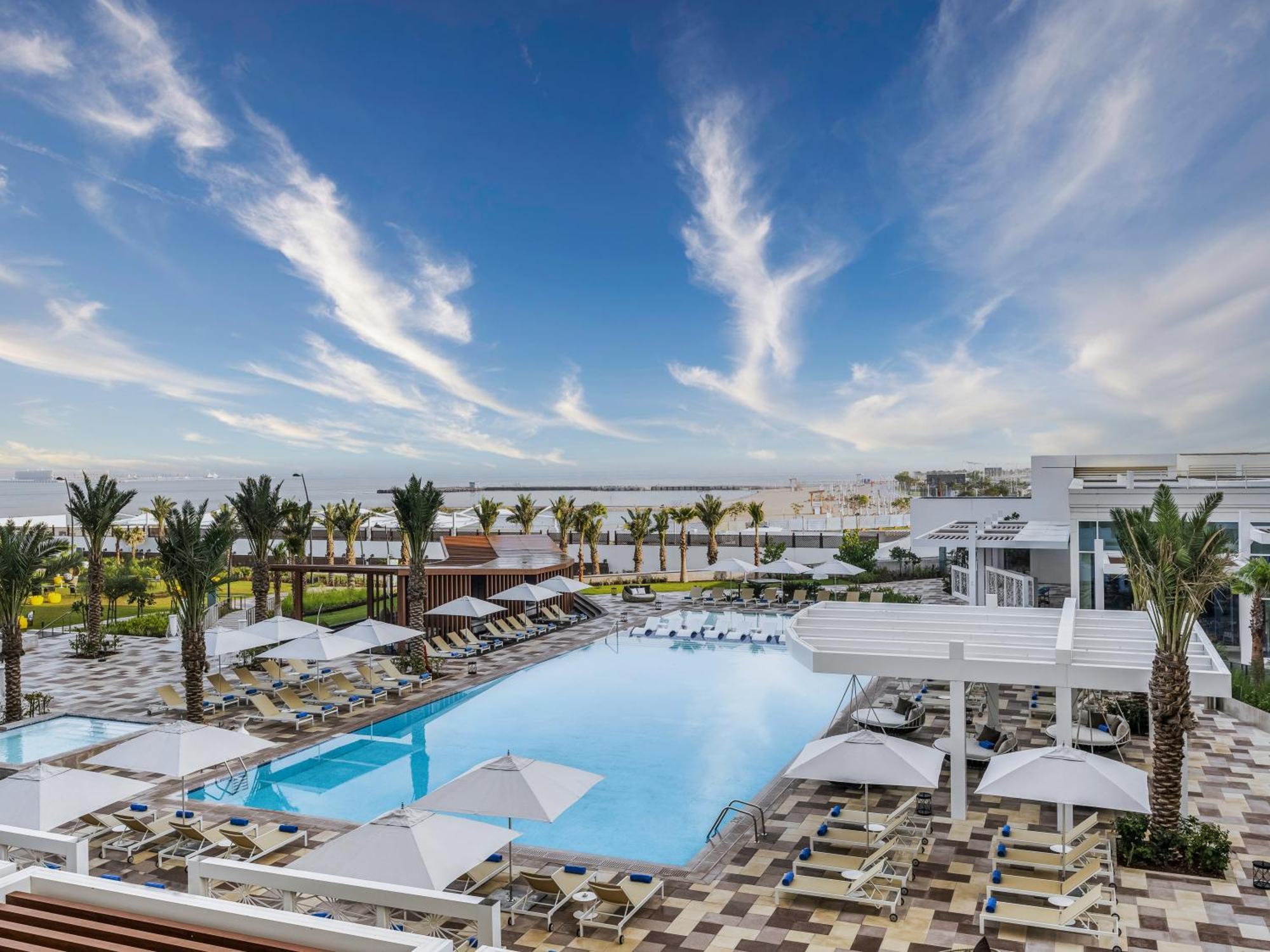 Rixos Gulf Hotel Ad Dawhah Esterno foto The swimming pool at the hotel