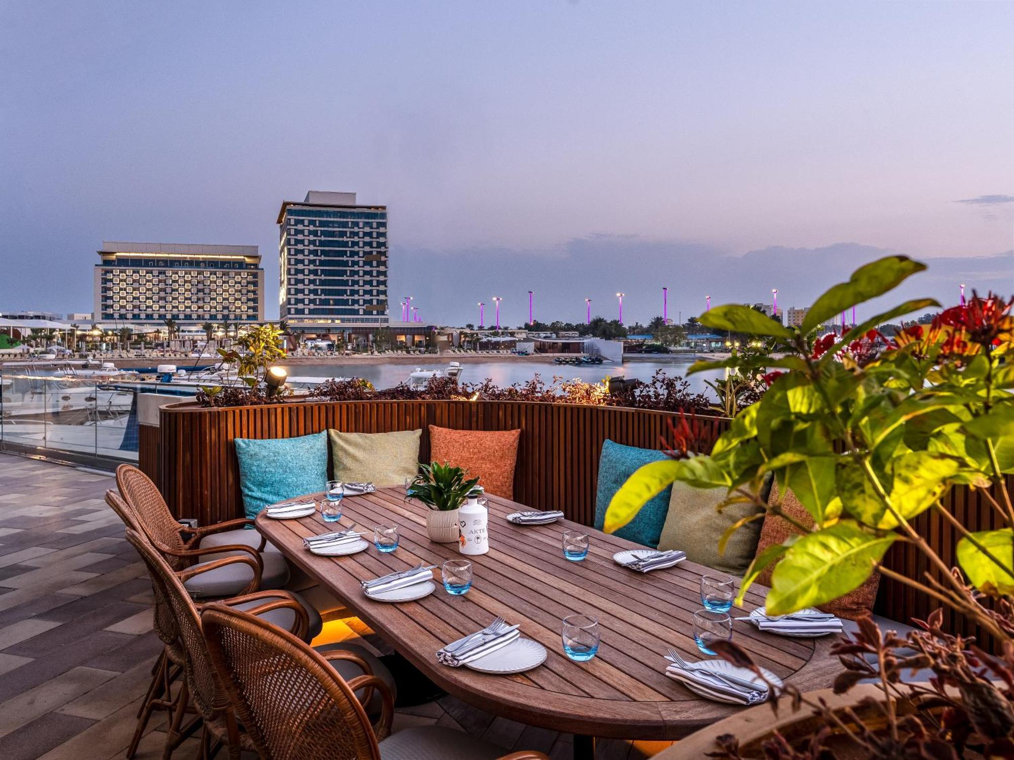 Rixos Gulf Hotel Ad Dawhah Esterno foto The Deck