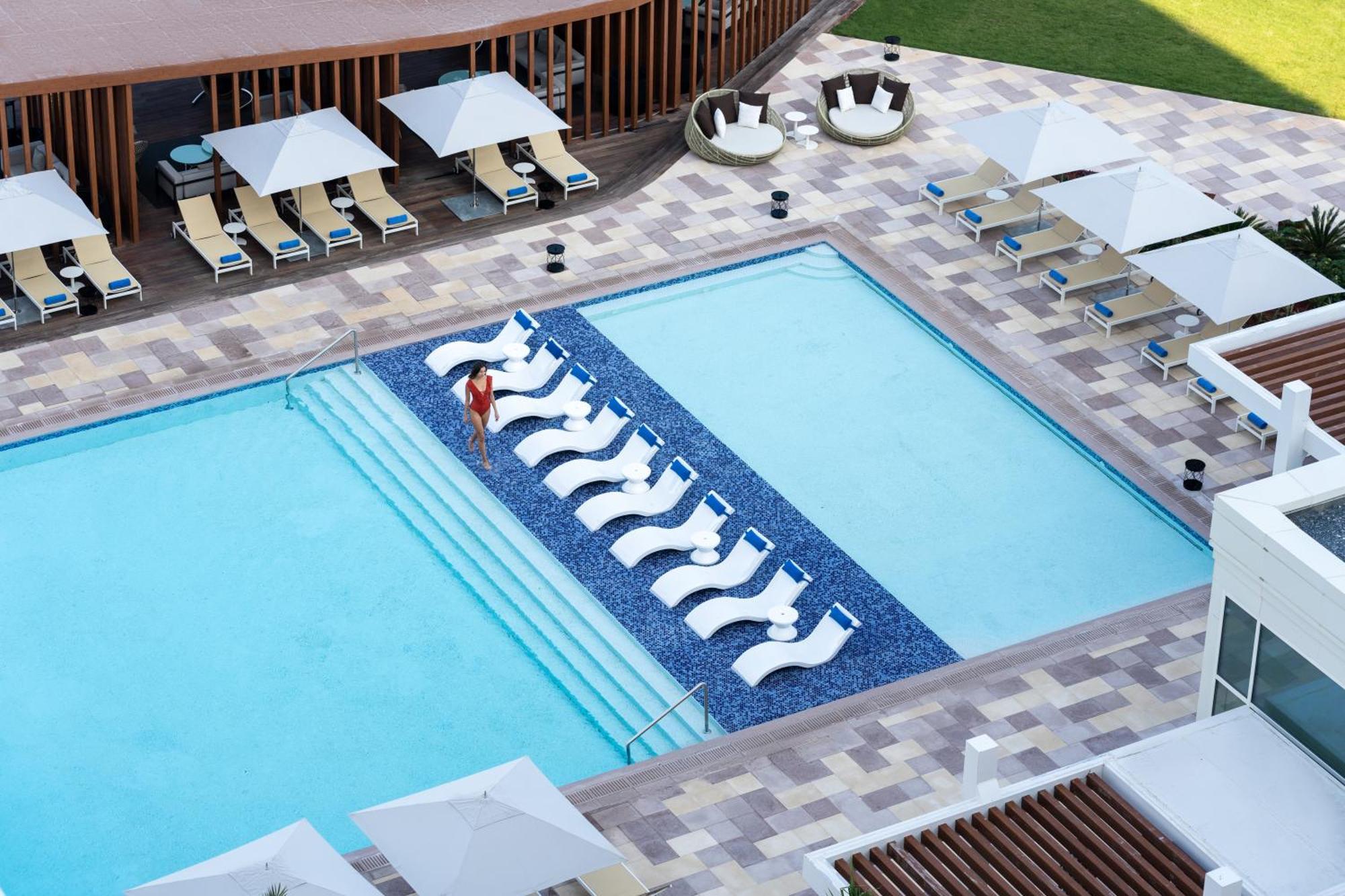 Rixos Gulf Hotel Ad Dawhah Esterno foto The pool at the hotel