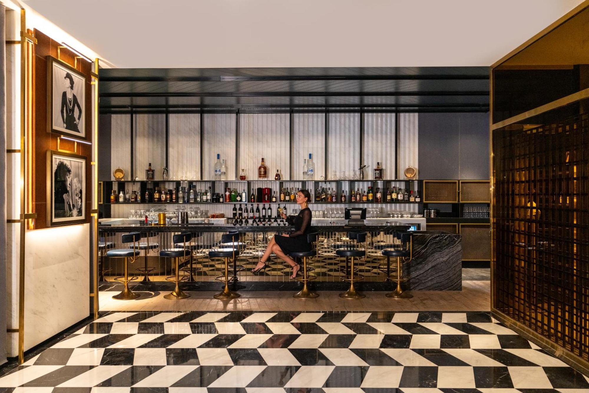 Rixos Gulf Hotel Ad Dawhah Esterno foto The Bar at The Ivy, St John's Wood