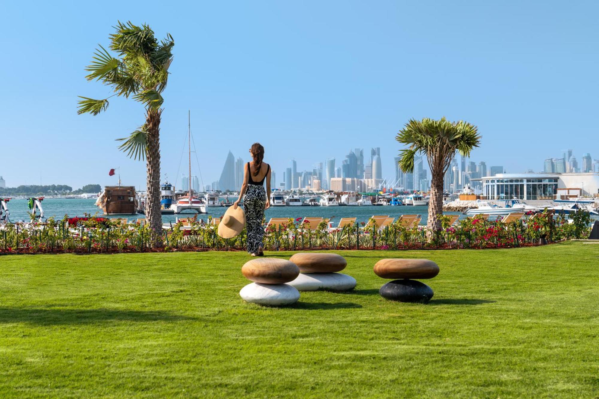 Rixos Gulf Hotel Ad Dawhah Esterno foto The park's lawn