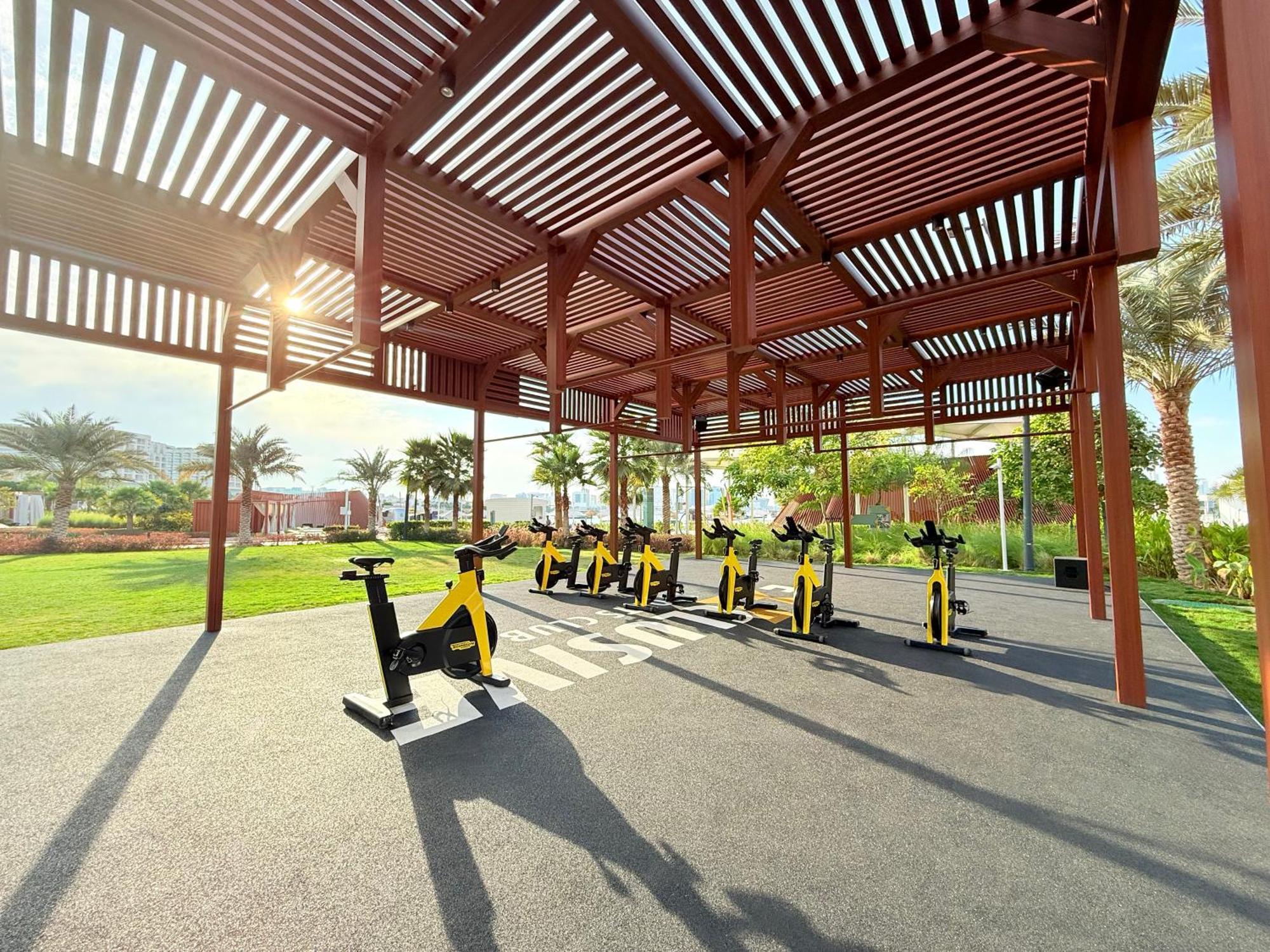 Rixos Gulf Hotel Ad Dawhah Esterno foto The park's outdoor gym